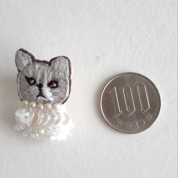ビーズをまとった刺繍猫ピンブローチ(小) 10枚目の画像