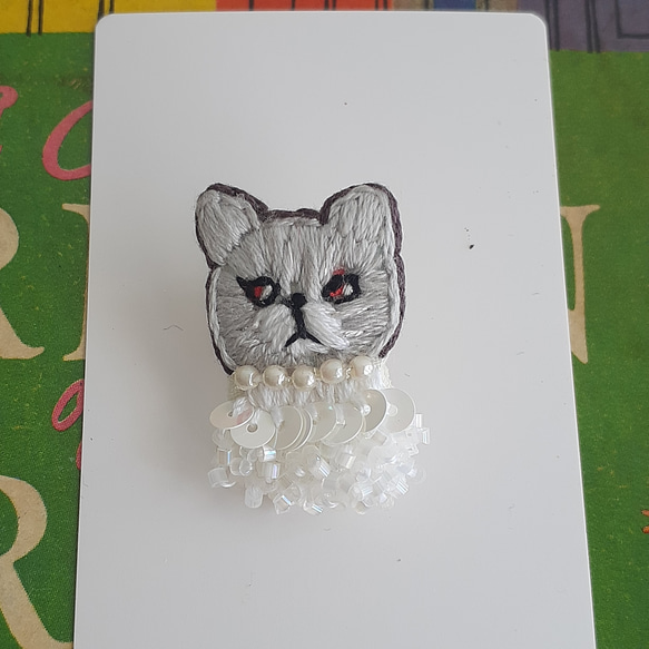 ビーズをまとった刺繍猫ピンブローチ(小) 5枚目の画像