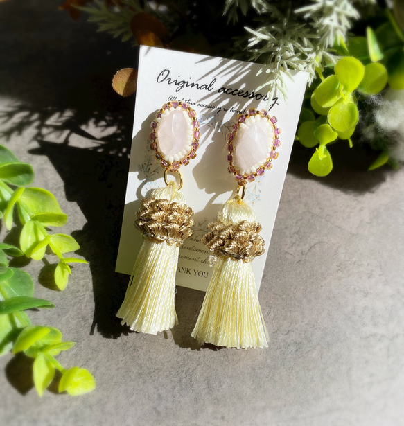 No.95【ピンク×アイボリー】 天然石の欠片とタッセルのビーズ刺繍  