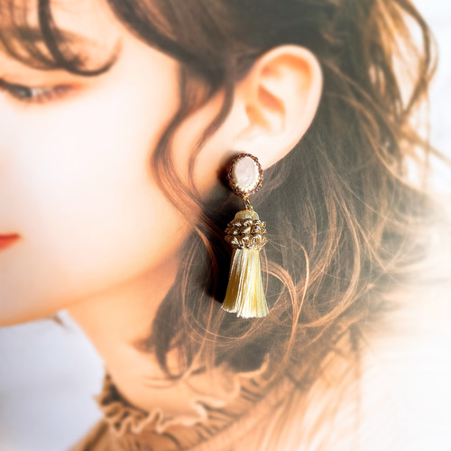 No.95【ピンク×アイボリー】 天然石の欠片とタッセルのビーズ刺繍  