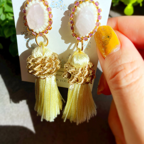 No.95【ピンク×アイボリー】 天然石の欠片とタッセルのビーズ刺繍  