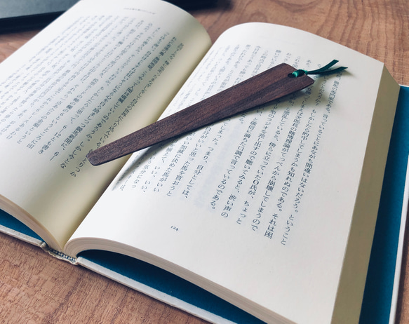 読書体験を豊かに！木と本を愛する心に寄り添うしおり/ブックマーク　ウォールナット 無垢材(1枚) 2枚目の画像