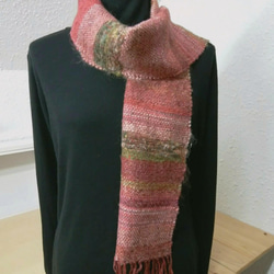 ふんわり、ピンク色の手織ウールマフラー 2枚目の画像