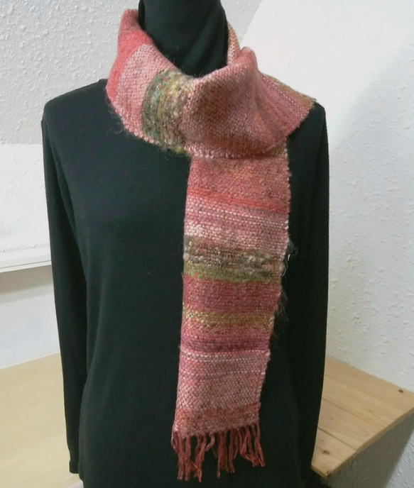 ふんわり、ピンク色の手織ウールマフラー 2枚目の画像