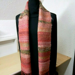 ふんわり、ピンク色の手織ウールマフラー 3枚目の画像