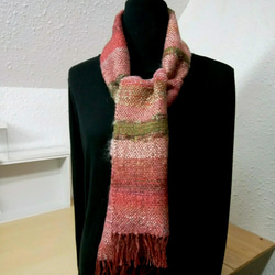 ふんわり、ピンク色の手織ウールマフラー 1枚目の画像