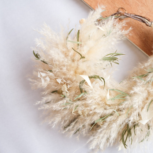 ふわふわなパンパスグラスと実物を紡いだ　季節を移ろう　リース　ドライフラワー パンパスグラスとルナリアのリース | ドライフラワースワッグと布雑貨
