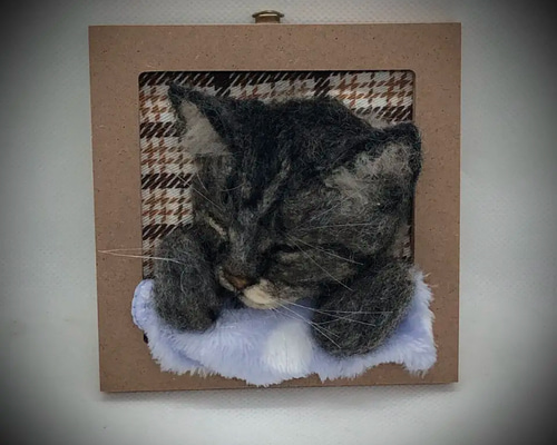 KURIMARU やむなし 羊毛フェルト 猫ブローチ リースを持った子猫 KURIMARU やむなし 羊毛フェルト 猫ブローチ リースを持った子猫