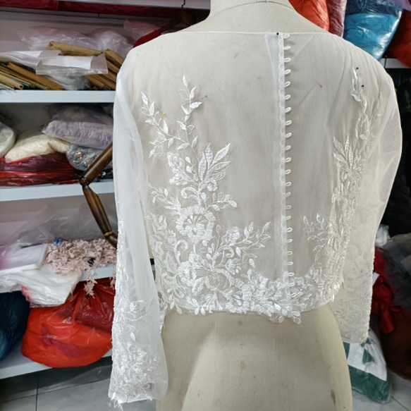 上品！ウエディングドレス 長袖　ハンドビーディング 可憐な花刺繍のトップス ボレロ 結婚式/花嫁 4枚目の画像