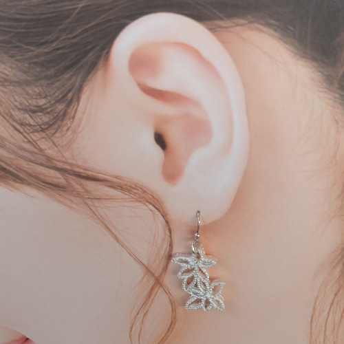 シルバー 花の形のピアス ピアス（フック・チェーン） non 通販