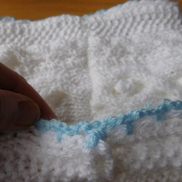 手編みアラン模様の白いネックウォーマー（トドラー用） 5枚目の画像