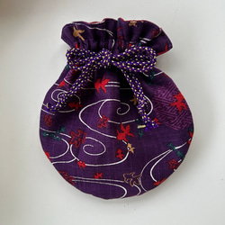 まんまる巾着袋　和調金魚柄　紫系　Mサイズ　裏付き 1枚目の画像