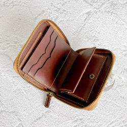カードポケット付き　二つ折りラウンドファスナー財布　手染め　レザー　革 3枚目の画像