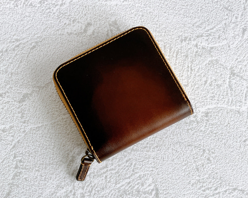 レザー手帳型二つ折り財布　手染め 植物タンニン鞣し牛革(ヌメ革) 職人ぼかし手染め仕上げ 二つ折りレザー