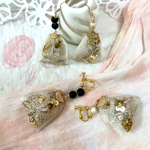 337»ゴールドのインド刺繍リボン*ピアス(イアリング変更可能) ピアス 