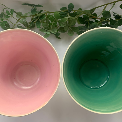 ピンクと淡いグリーンの深い鉢ペア お椀・ボウル・鉢 手作り陶器Rie  