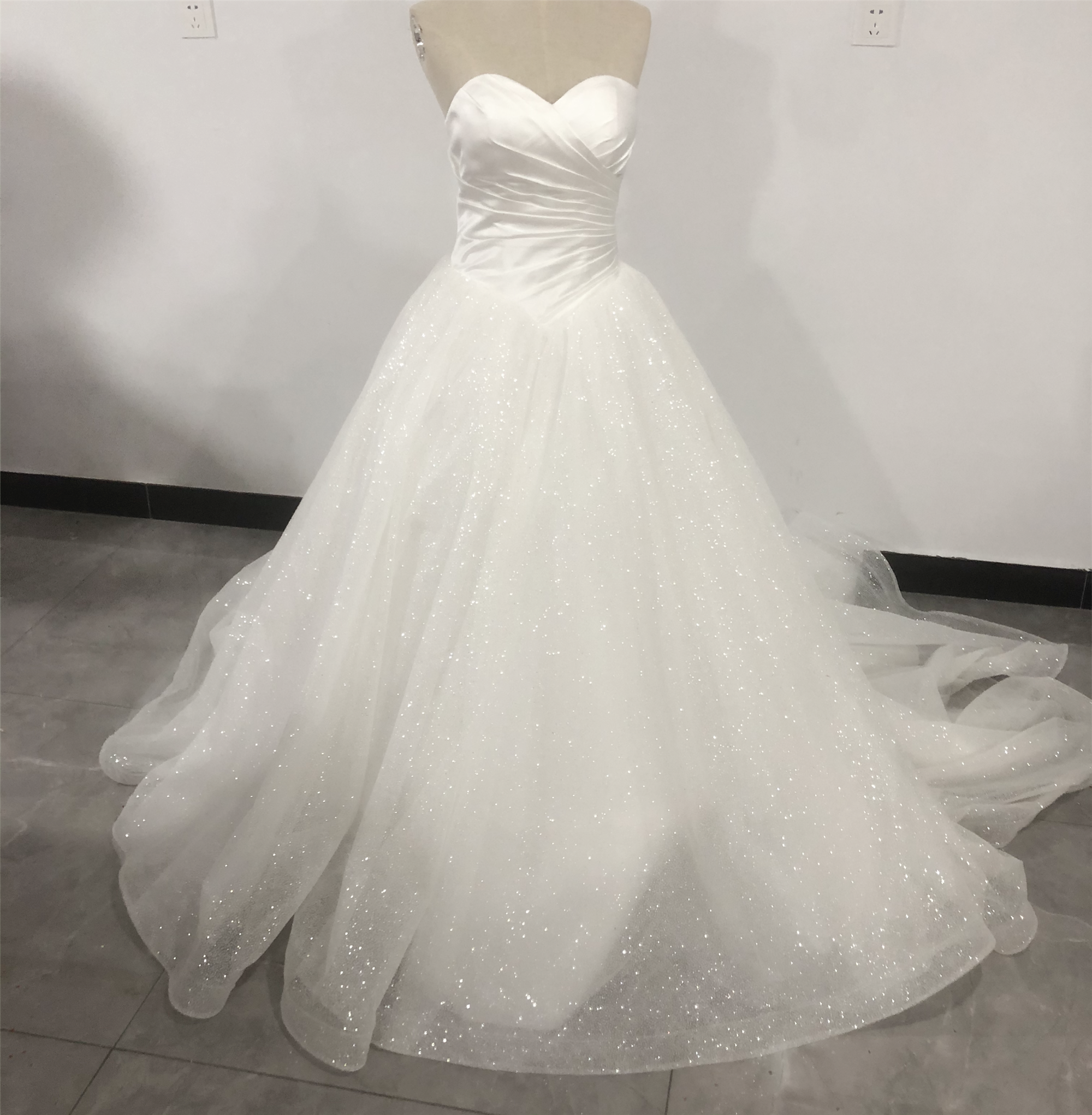 上品！ウエディングドレス ホワイト ベアトップ キラキラグリッターチュール ソフトチュール 花嫁 結婚式/前撮り