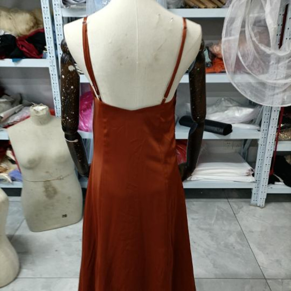 優雅剪影彩色洋裝赤土吊帶背心性感出眾時尚外觀 第6張的照片