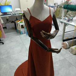 優雅剪影彩色洋裝赤土吊帶背心性感出眾時尚外觀 第3張的照片