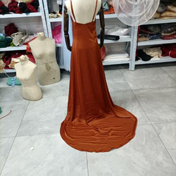 優雅剪影彩色洋裝赤土吊帶背心性感出眾時尚外觀 第5張的照片