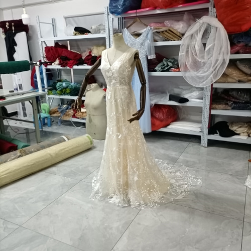 憧れのドレス クラシカル Vネックドレス 総レース 薄シャンパンの色  