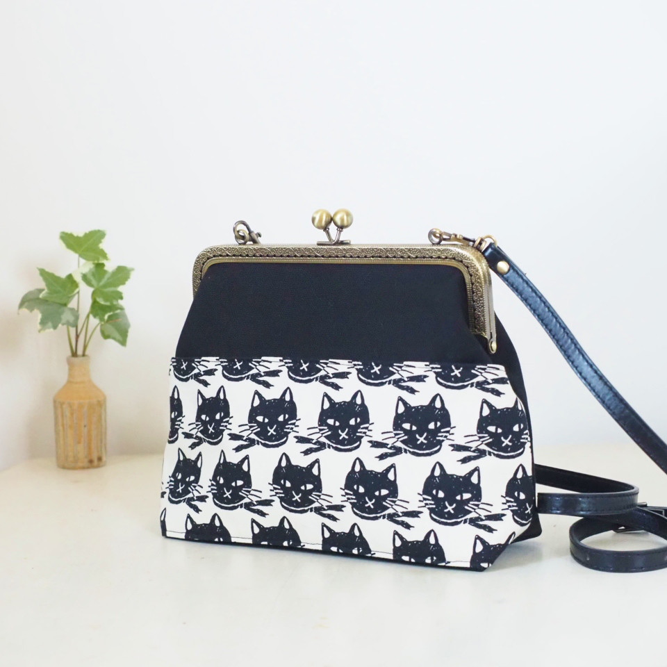 ツムツム 黒猫 まねきねこ 前掛け ボディバッグ LIN (リン） 黒猫Lamy &ネズミEarl がま口ボディバッグ AL-75701