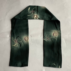 濃いグリーンのグラデーションが美しい絹のスカーフ　　(短) 8枚目の画像