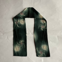 濃いグリーンのグラデーションが美しい絹のスカーフ　　(短) 9枚目の画像