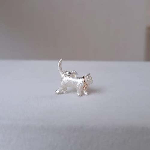 猫のペンダントトップ 大 】K10鈴の首輪 猫ネックレス 猫ペンダント