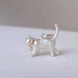 猫　ハンドメイド　ペンダントブローチ兼用＊お右向き五郎丸ポーズ（大） 猫 ハンドメイド ペンダントブローチ兼用＊お右向き五郎丸ポーズ