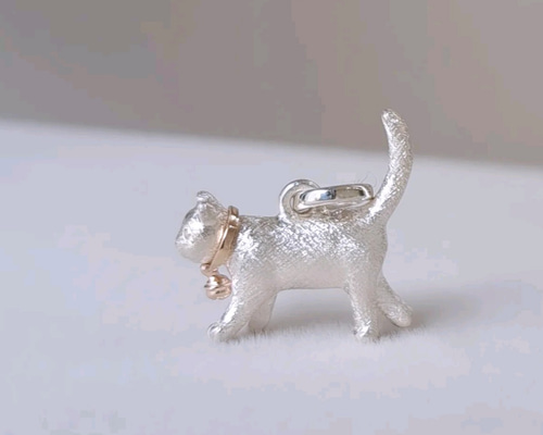 猫のペンダントトップ 大 】K10鈴の首輪 猫ネックレス 猫
