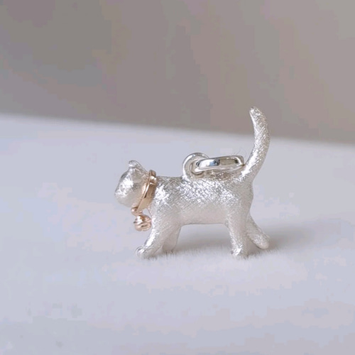 猫のペンダントトップ 大 】K10鈴の首輪 猫ネックレス 猫