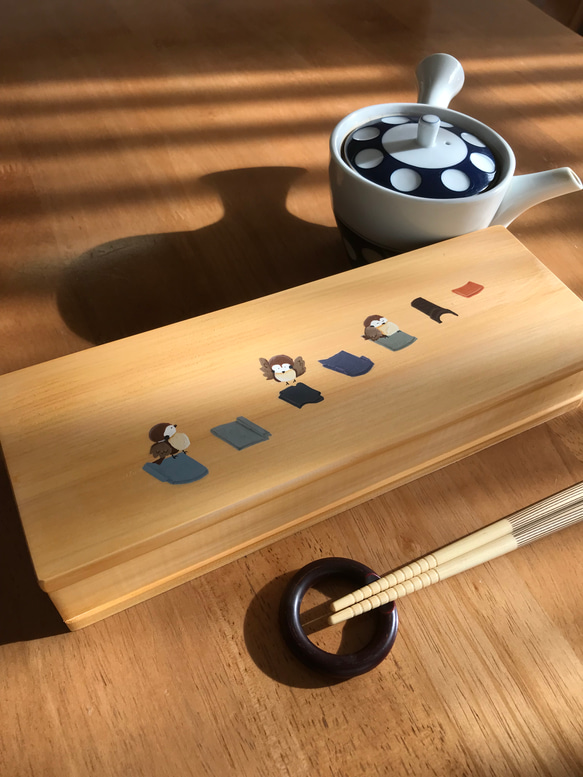 ちょっと大きめの箸箱(瓦の雀)　ヒノキのカトラリーケース　蓋付きの箸入れ　　食卓に置ける　小物入れ 1枚目の画像