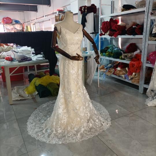 美品！花柄刺繍 薄シャンパンの色 ウエディングドレス パーティードレス　スレンダータイプ 二次会