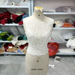 大人気上昇！ウエディングドレス 可憐な花刺繍のトップス ボレロ 花嫁/結婚式/披露宴 1枚目の画像