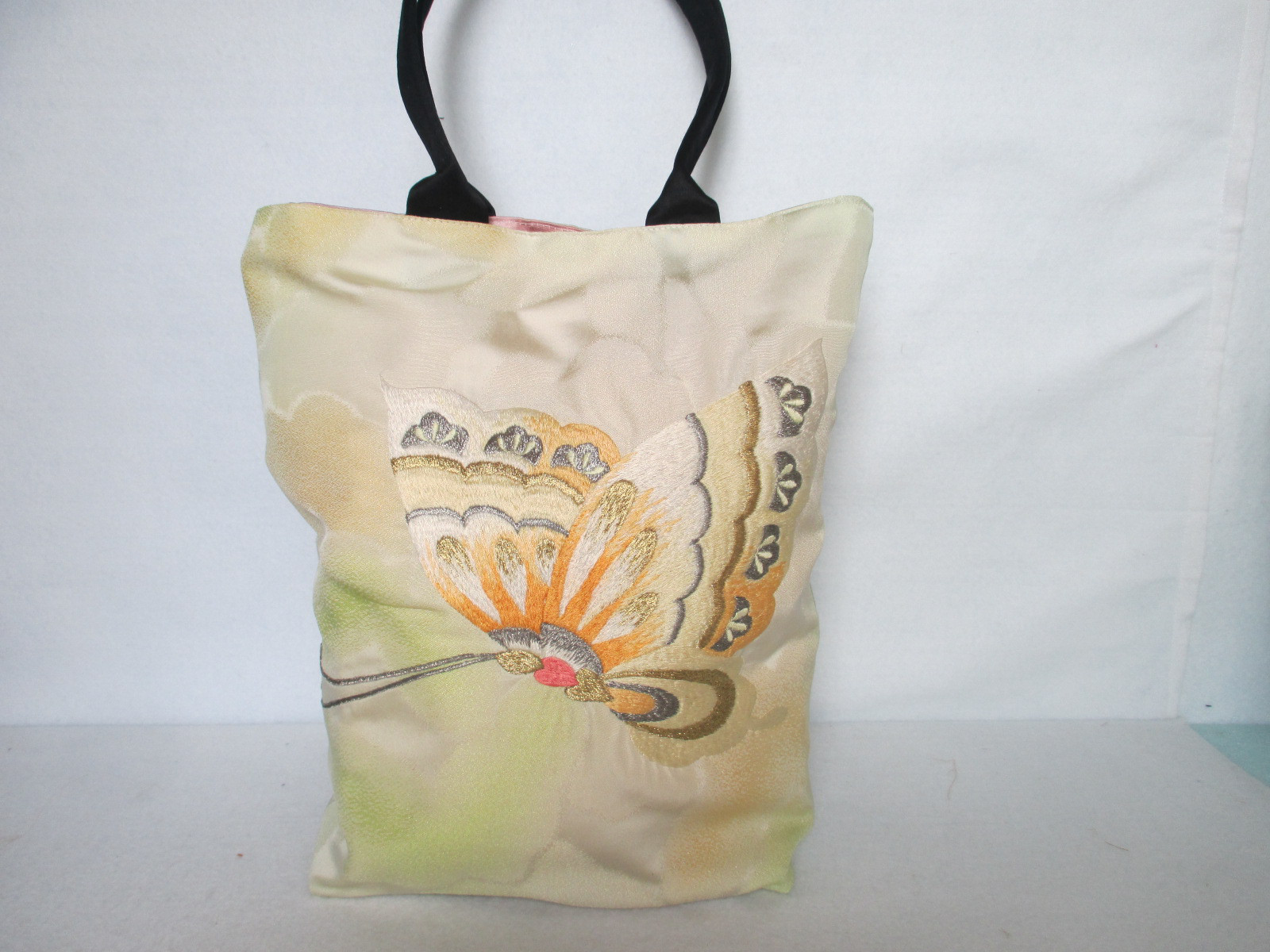 89　着物リメイク トート バッグ　蝶々刺繡　A4サイズ入りますが少しはみ出します　おしゃれ