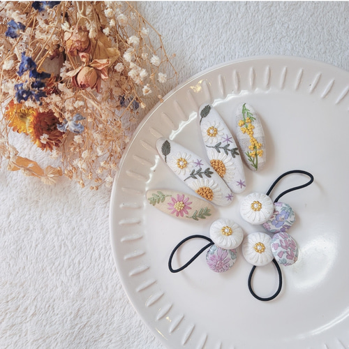 りぃ様 《オーダー品》お花刺繍 刺繍パッチンピン ベビーヘア 