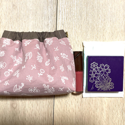 【送料無料】くすみピンクの花柄生地にショコラカラーを添えたバネ口ポーチ　花柄　わたげ　蝶々 2枚目の画像