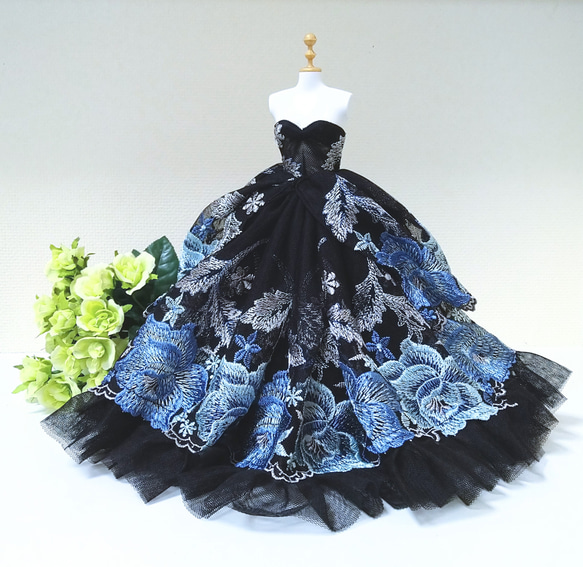 593一点物ミニチュアウェディングドレス 青薔薇 と 黒 ブラック フリル