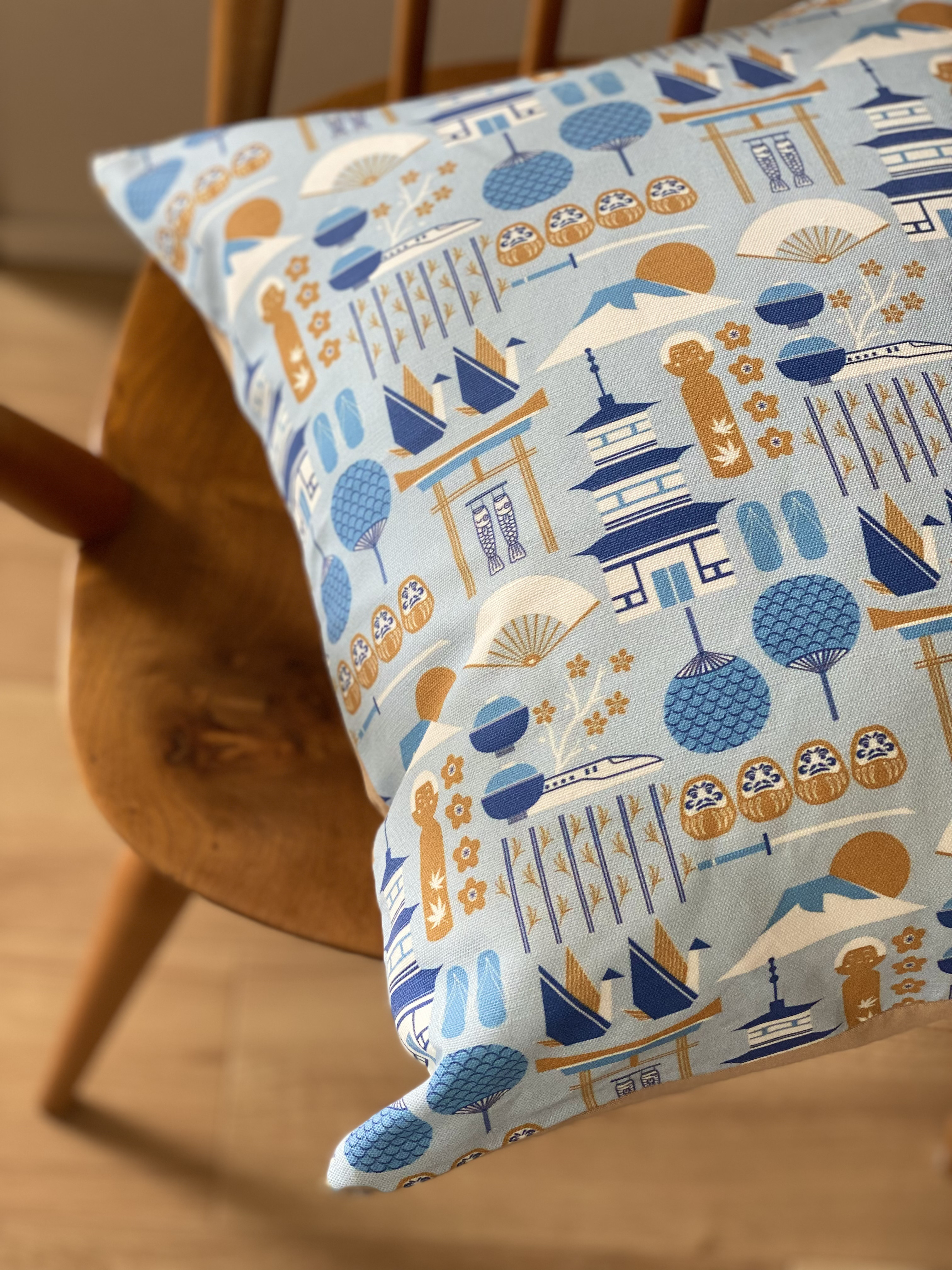 シンガポールのクッションカバー　ジャパンインスパイア デザイン (ブラウンブルー)