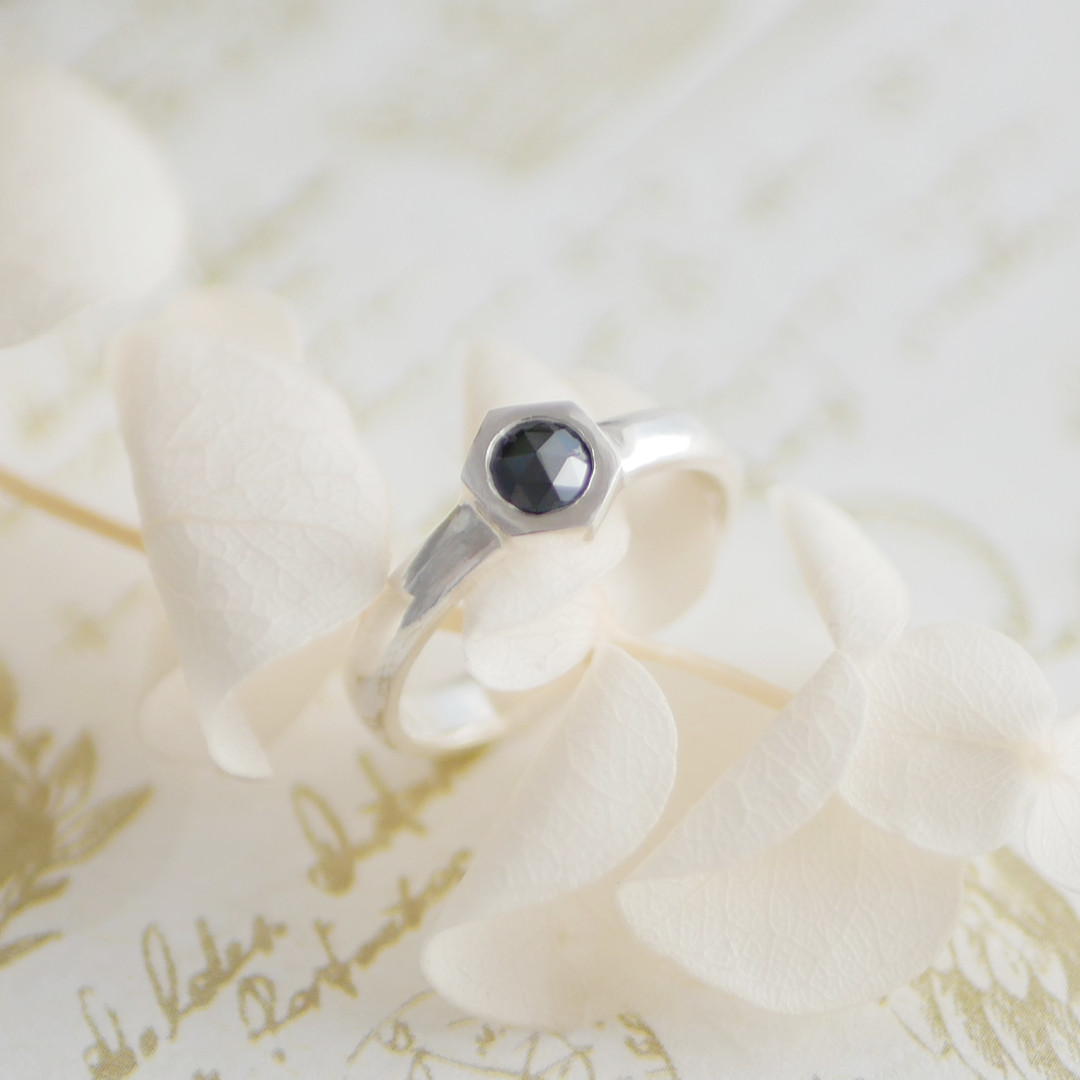 ナチュラルダイヤモンドのリング 　black round shape