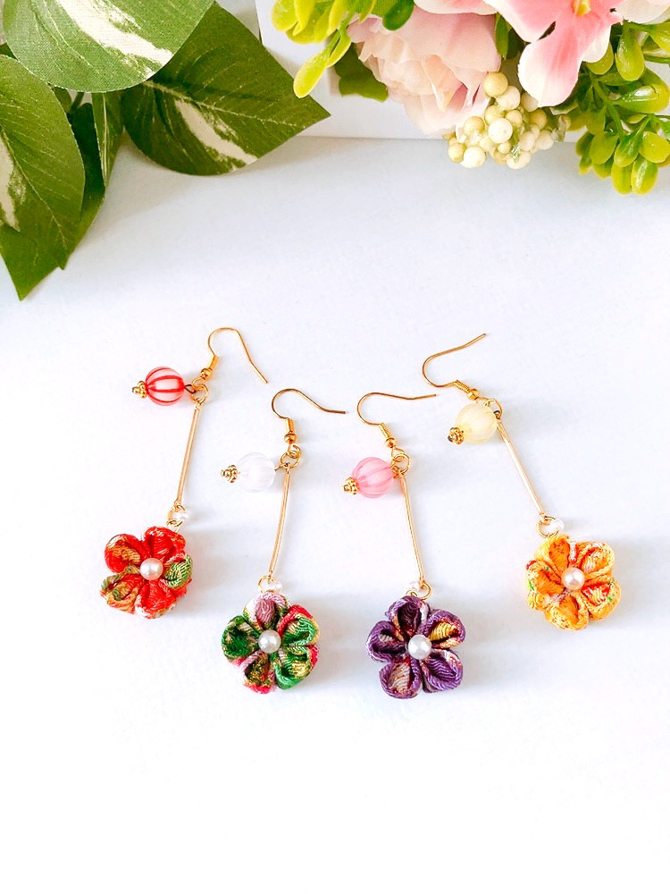 no.686 ブルー　ピアス　イヤリング　和風　つまみ細工　着物 ピアス つまみ細工 水色 青 菊 花 耳飾り ラインストーン 単品