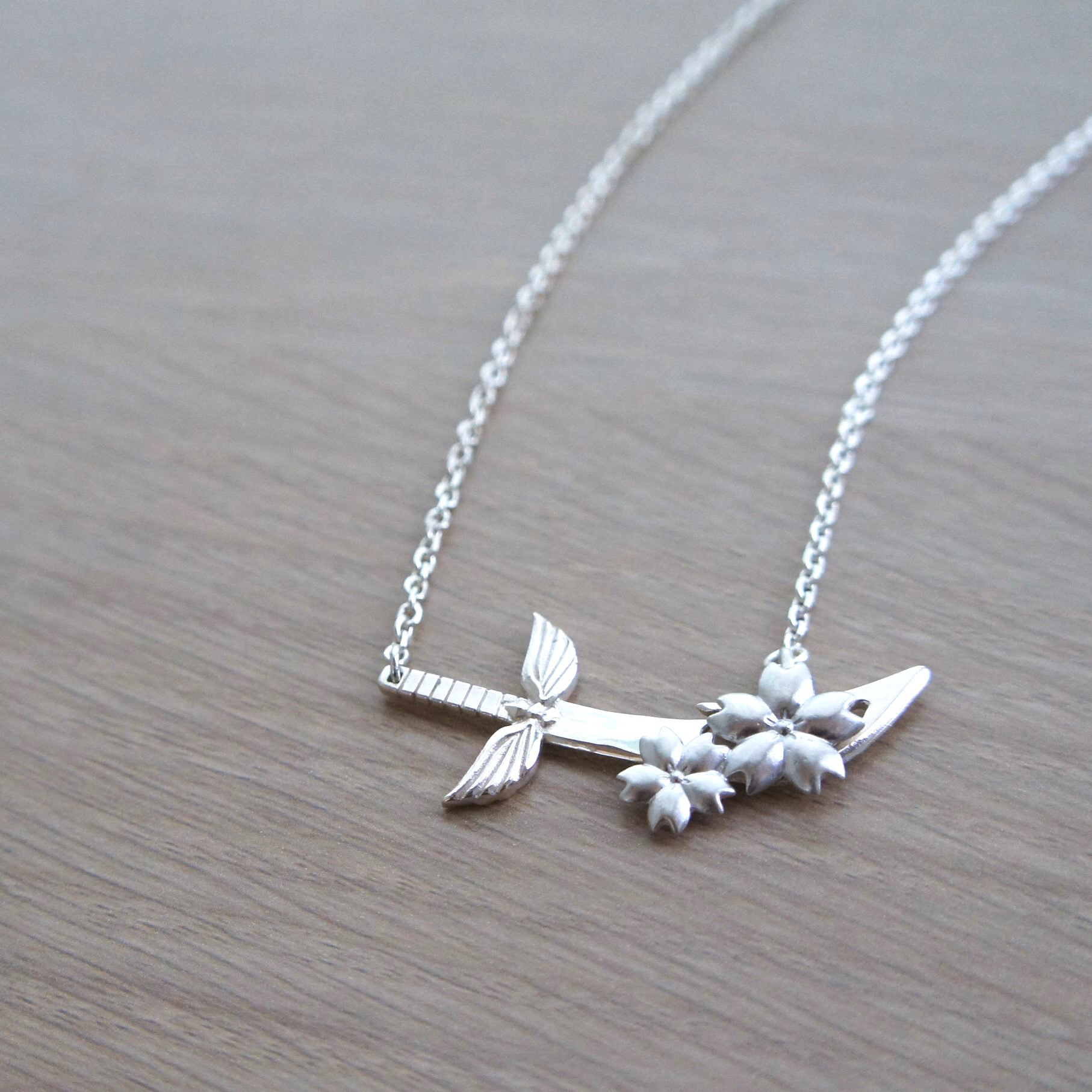 クラウ・ソラス　【桜花斬】　ネックレス