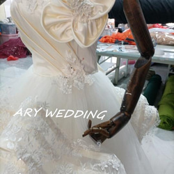 豪華！ウエディングドレス ベアトップ 華やかなトレーン 高級刺繍 花嫁/結婚式/披露宴 9枚目の画像
