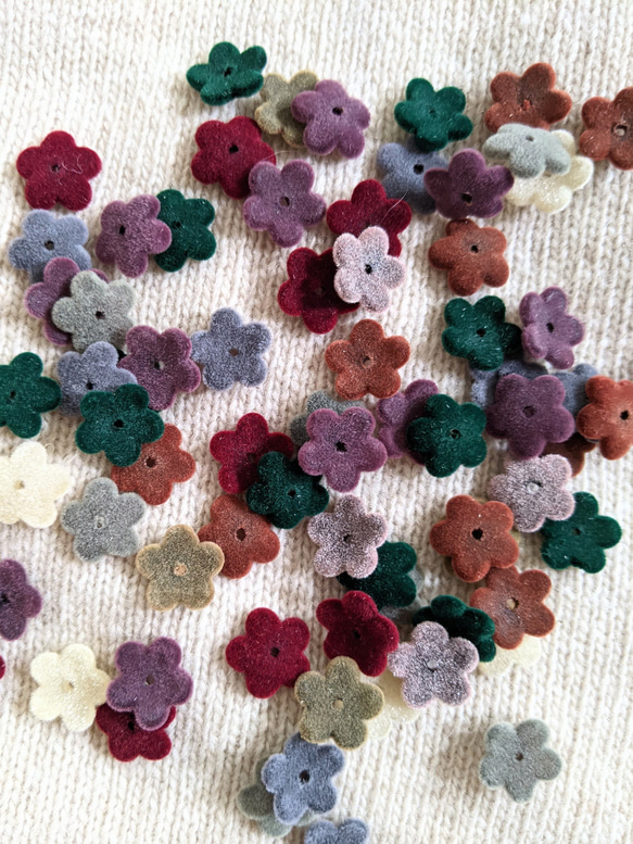 フロッキービーズ フラワー パーツ 20個 花 ベロア ビーズ チャーム 2枚目の画像