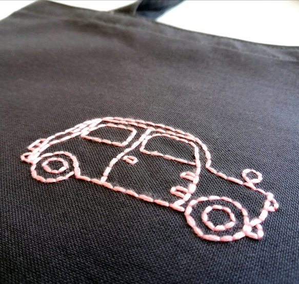 手刺繍のピンクの車　ショルダーバッグ　トートバッグ　2way　帆布　グレー　A4サイズ 2枚目の画像