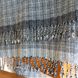 タスマニアラムウール　手織りAJIROストール　ブラック✖️ホワイト 5枚目の画像