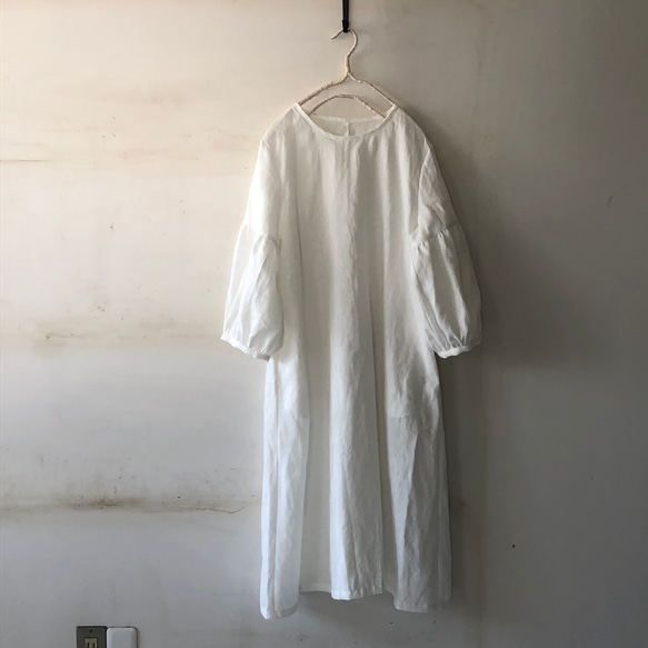【全品送料無料】 ふんわりギャザー袖ワンピースFRENCHLINEN100% off-white One Piece