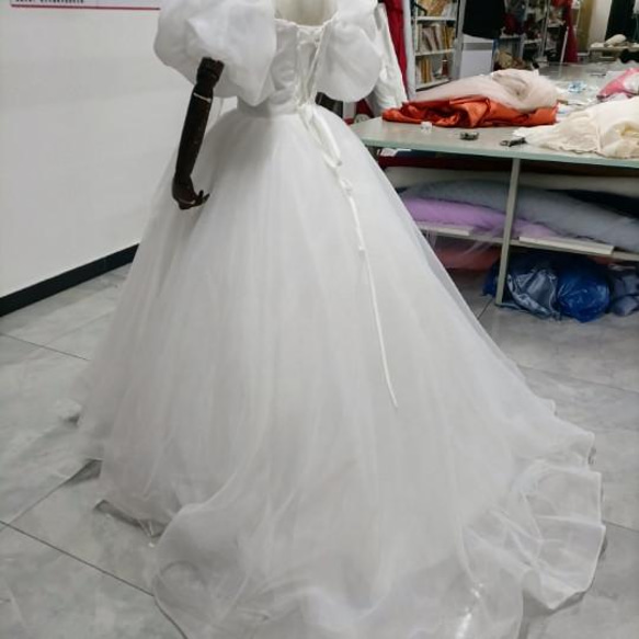 夢幻禮服 露肩婚紗 高品質透明紗 公主線 泡泡袖 婚紗照拍攝 第3張的照片