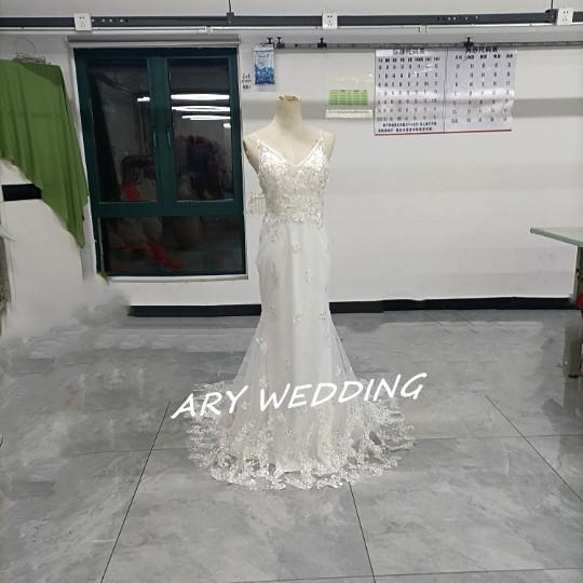 高品質！米白色吊帶背心婚紗 3D 3D蕾絲刺繡 優雅剪影 夢幻禮服 前期拍攝 第1張的照片